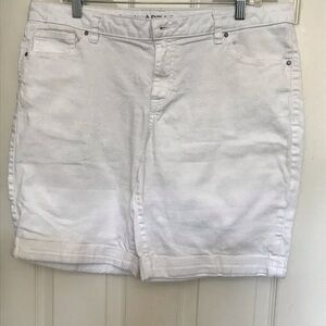 Apt. 9 White Bermuda Shorts Size 16
